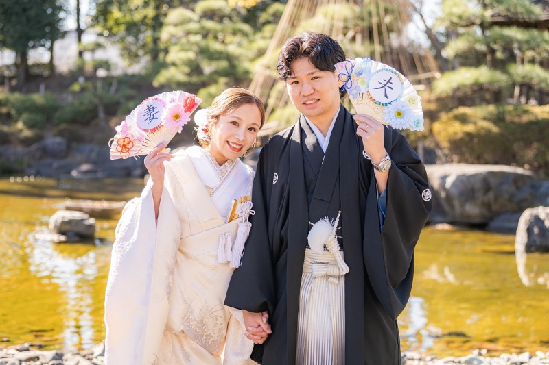 夫婦扇子を添えた和装の記念ショット