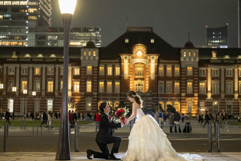 東京駅をバックに