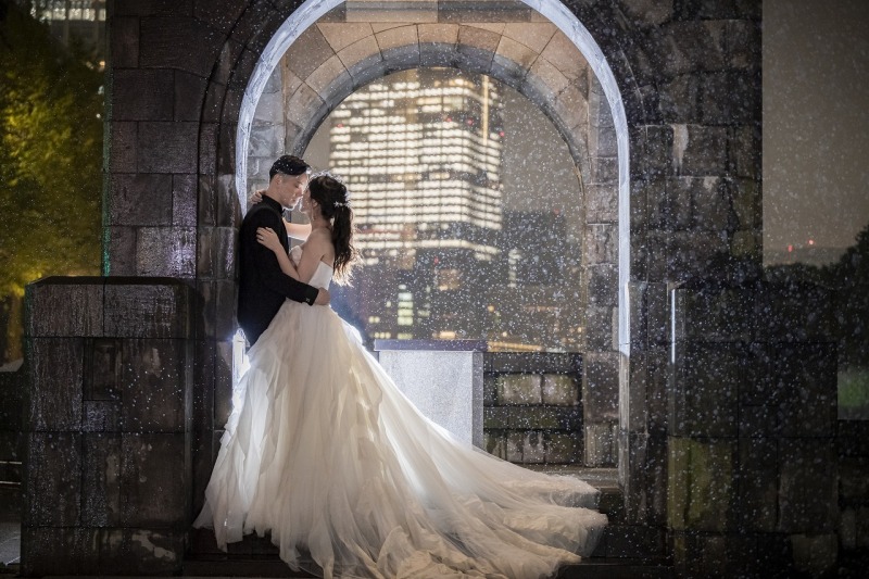 和田倉門をバックに