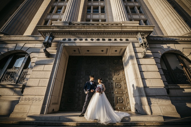明治安田生命ビル前で