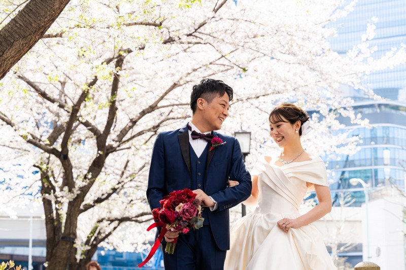 満開の桜に包まれて、日本橋の江戸桜通りで撮影開始