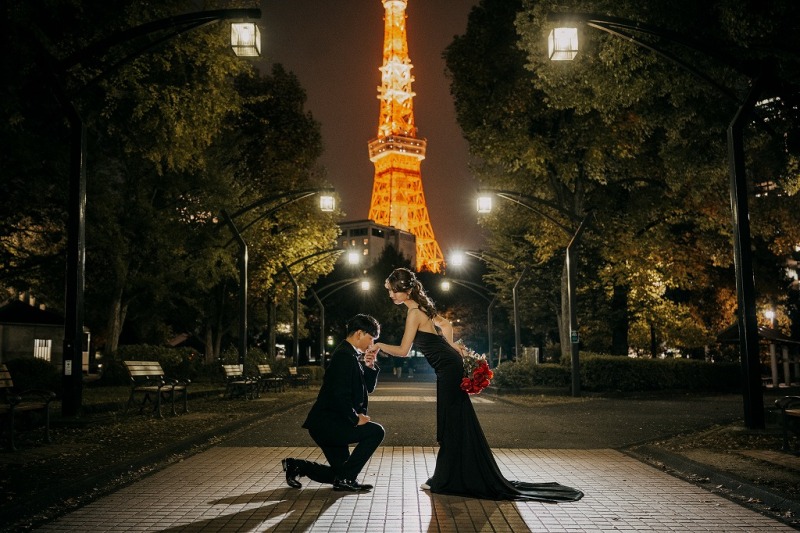 東京タワーを望む夜のプロポーズ風景
