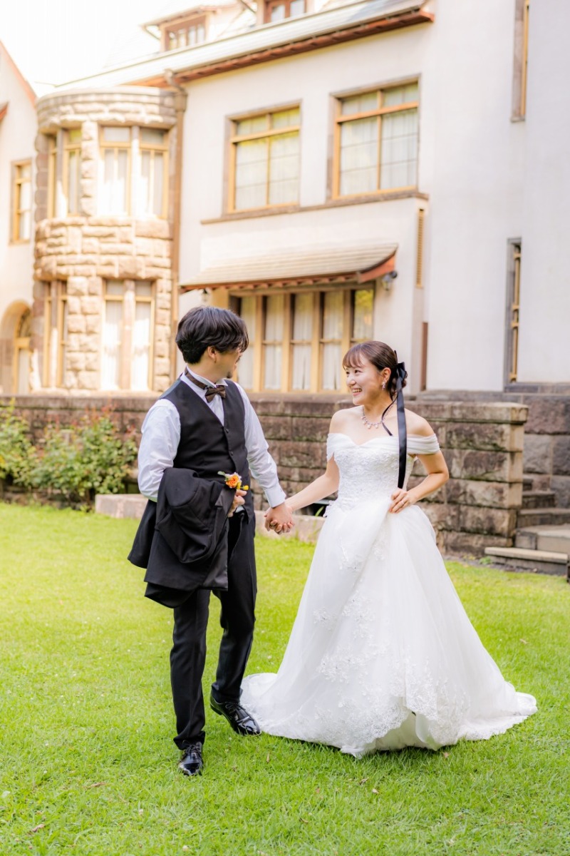 洋館のお庭をおふたりで楽しく自然に歩きショット☆