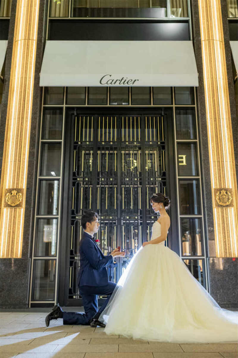 Cartierの前で
