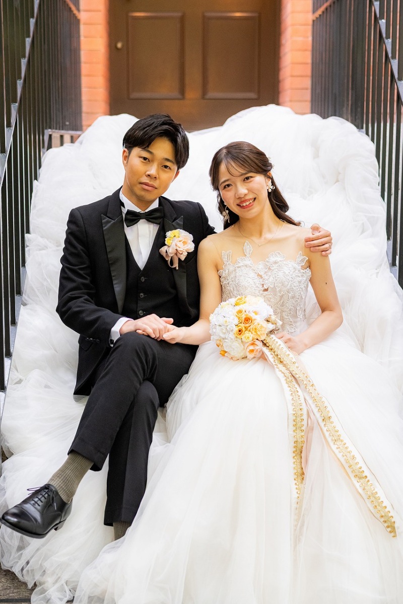 ドレスが広がる階段で残すおふたりの記念写真