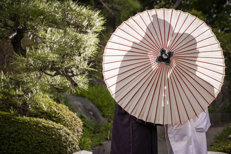 傘の後ろで…♡