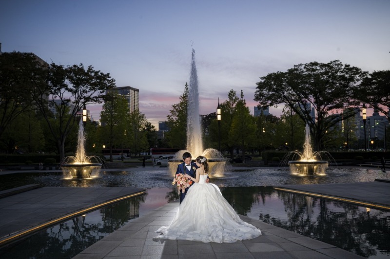 和田倉噴水公園の輝く3本の噴水前で