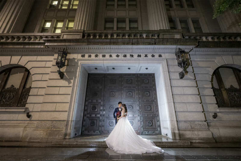 明治安田生命ビル前で