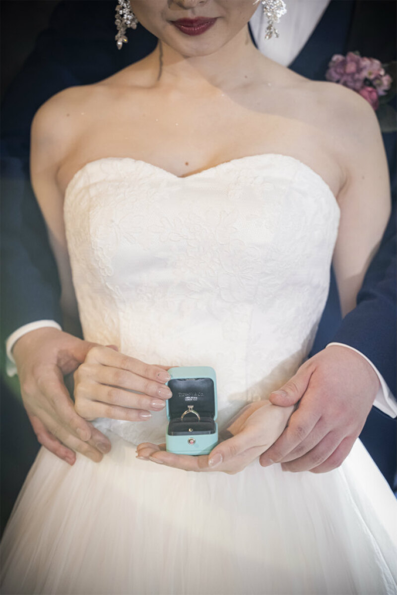 エンゲージリングが輝くバックハグショット！