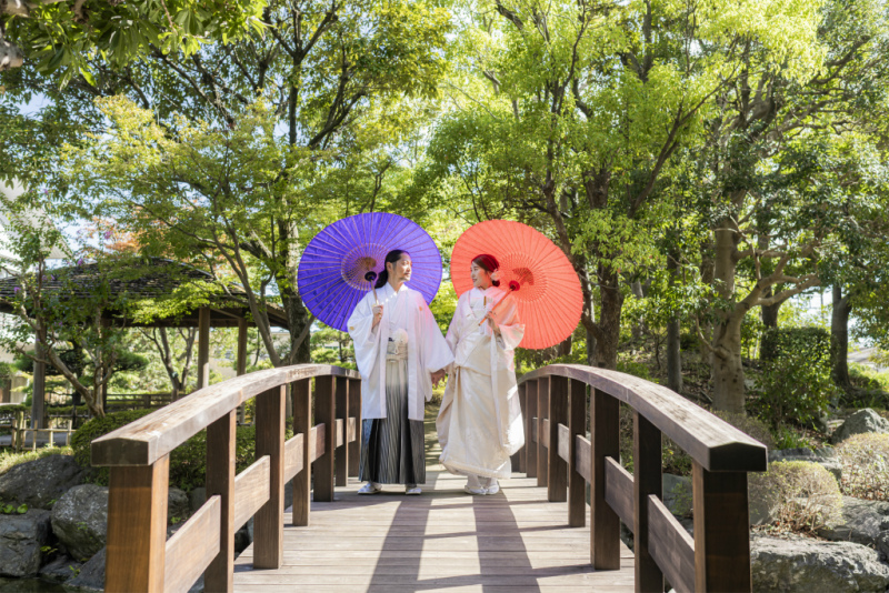 橋の上で番傘を差して