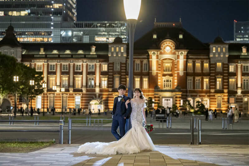 東京駅でスポットライトを浴びるように