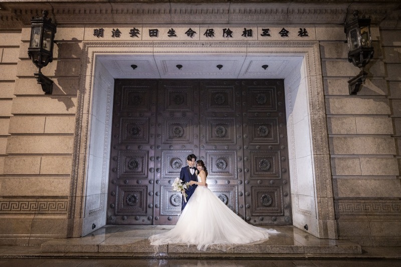 明治安田生命ビル前で