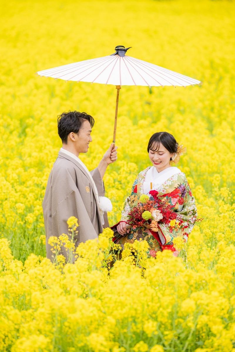 菜の花畑で微笑み交わす春のひととき