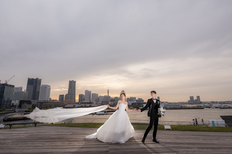 夕景の港を歩むおふたりの大さん橋フォト