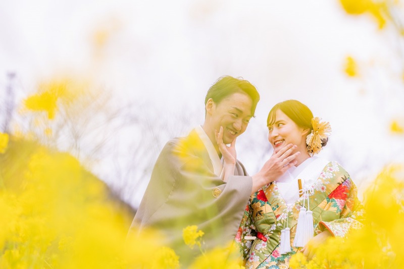 菜の花に包まれて交わすやさしい笑顔