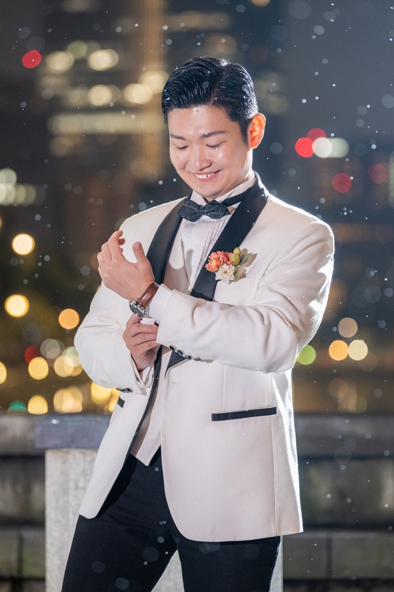 雨夜の光に包まれた新郎フォト