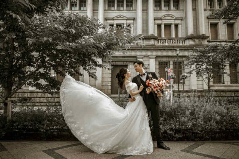 ドレスをなびかせて