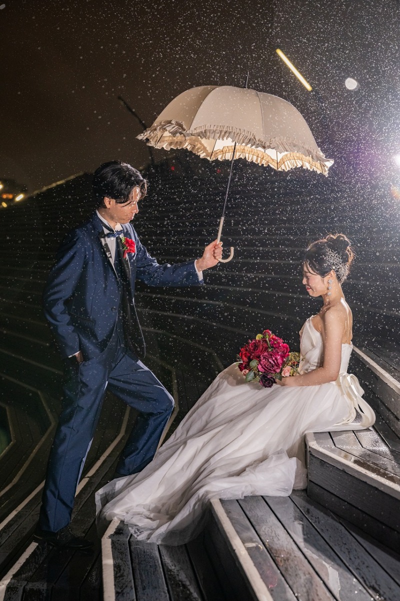雨粒まで写し出す、夜の幻想的なウェディングフォト