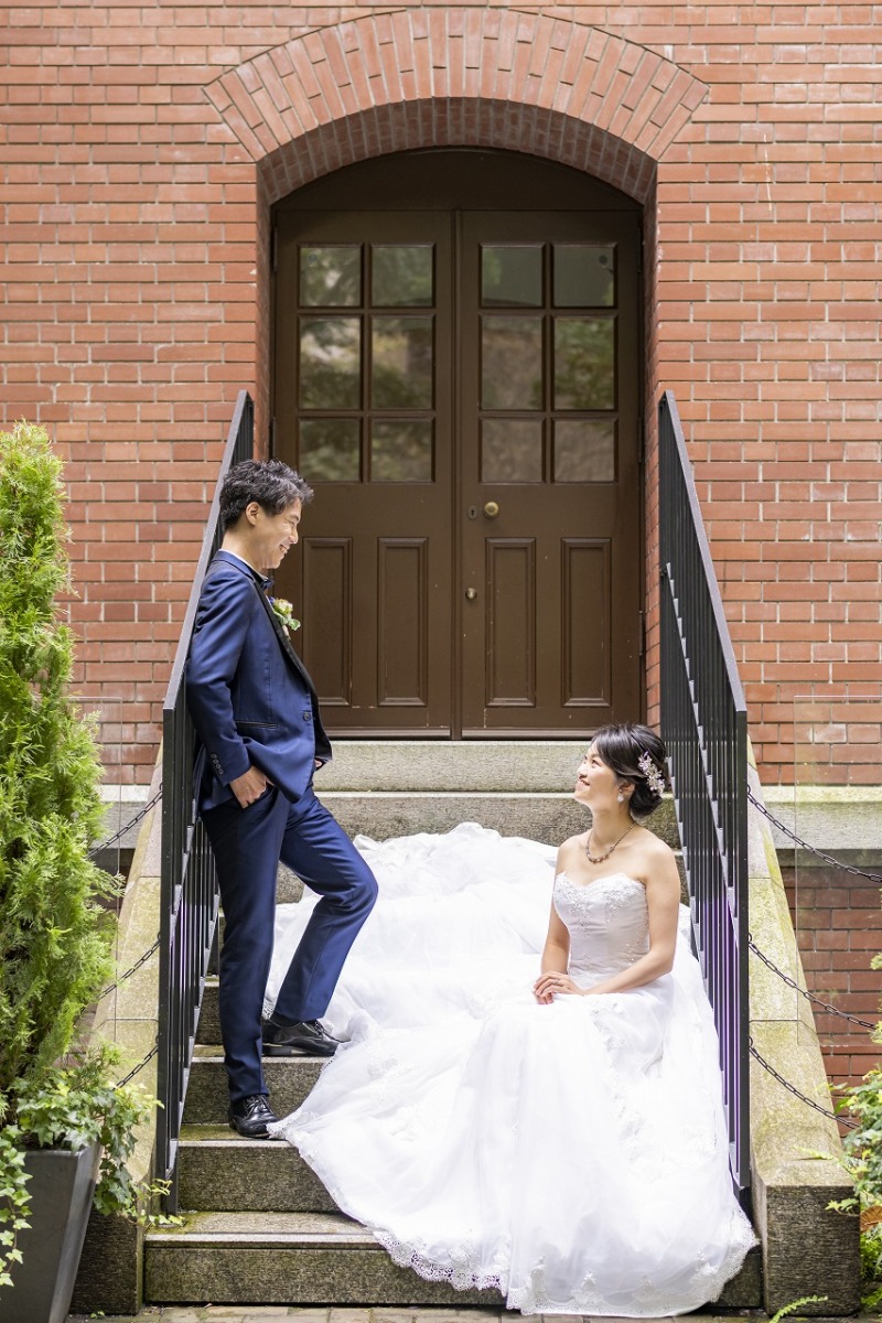 三菱一号館美術館の前で