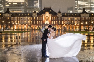 【Nightプラン】雨を輝かせて東京駅をバックに描くドラマチックなドレスショット