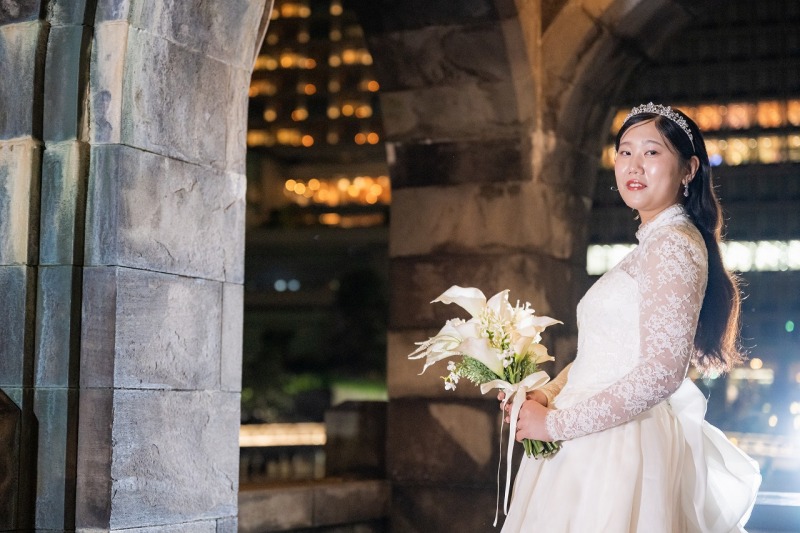 夜の和田倉門で輝く、ご新婦様のポートレート撮影。