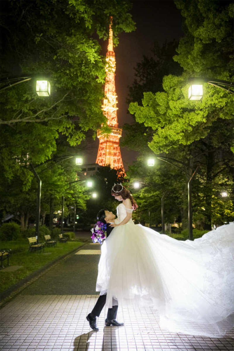 東京タワーの下に舞い降りる抱っこショット