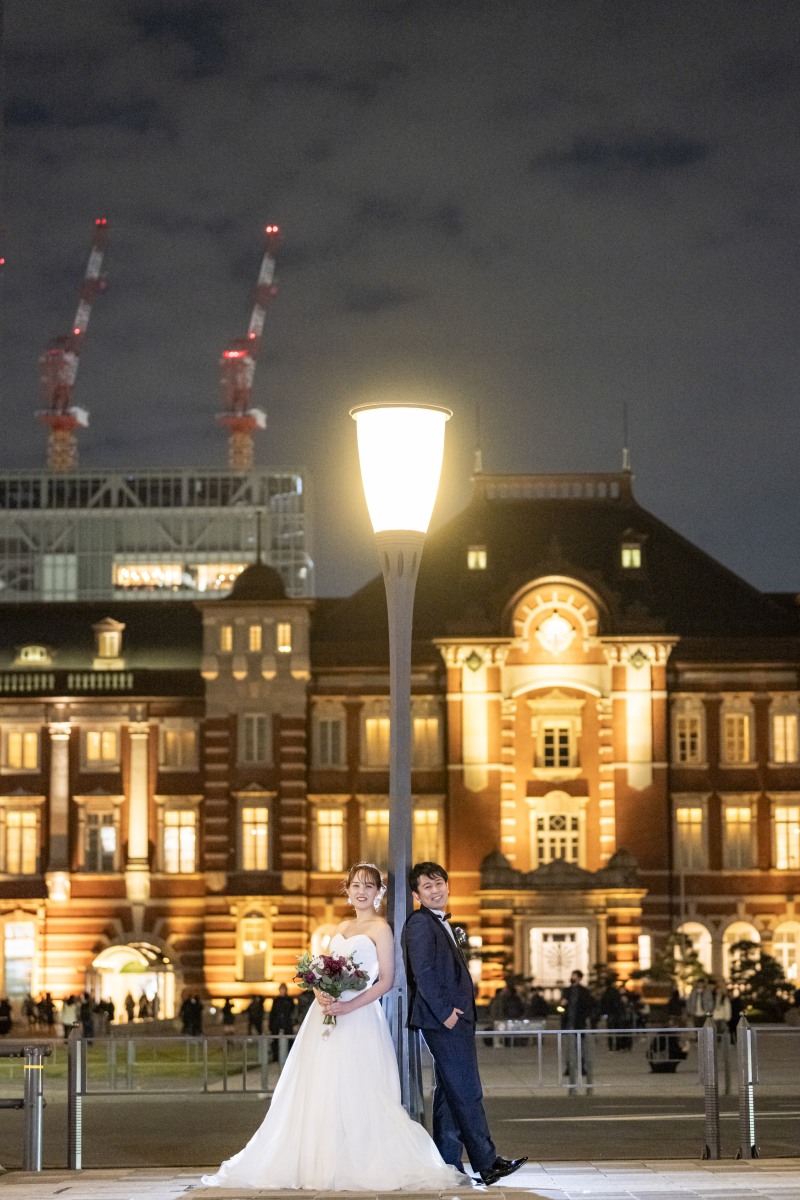 街灯をアクセントに残す東京駅前の夜景撮影