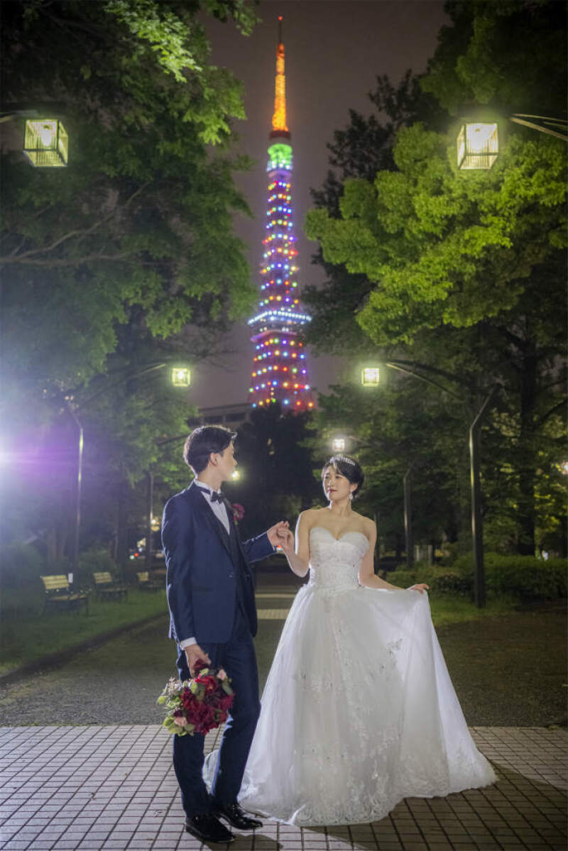 東京タワー前の公園でエスコートショットを