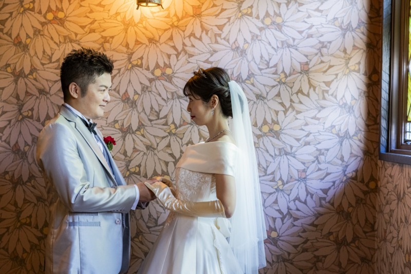 手を取り合って見つめ合い…