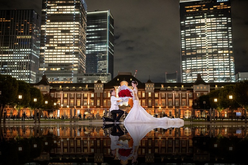 夜景に映える花束サプライズの記念写真