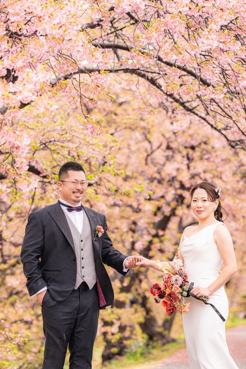 河津桜に包まれて残す春の洋装ウェディングフォト