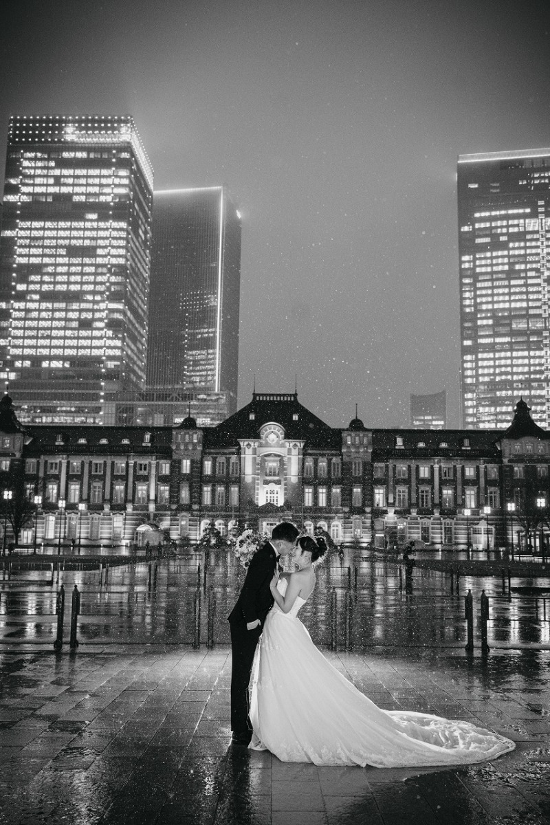 雨に包まれた東京駅でモノクロが引き立てる記念写真