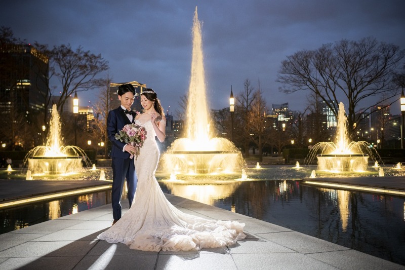 ライトアップされた噴水前で