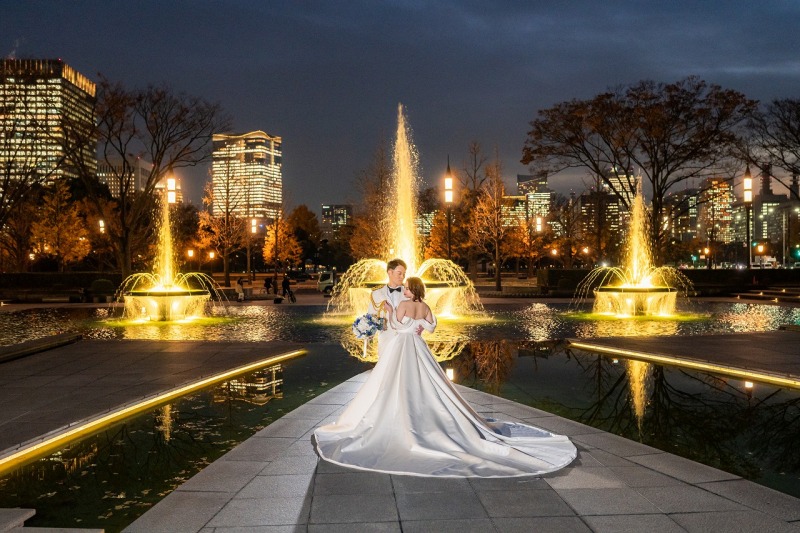 噴水がおふたりを祝福しているよう…♡