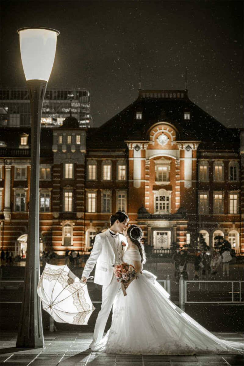 雨の降る中、ドラマチックなワンシーンを