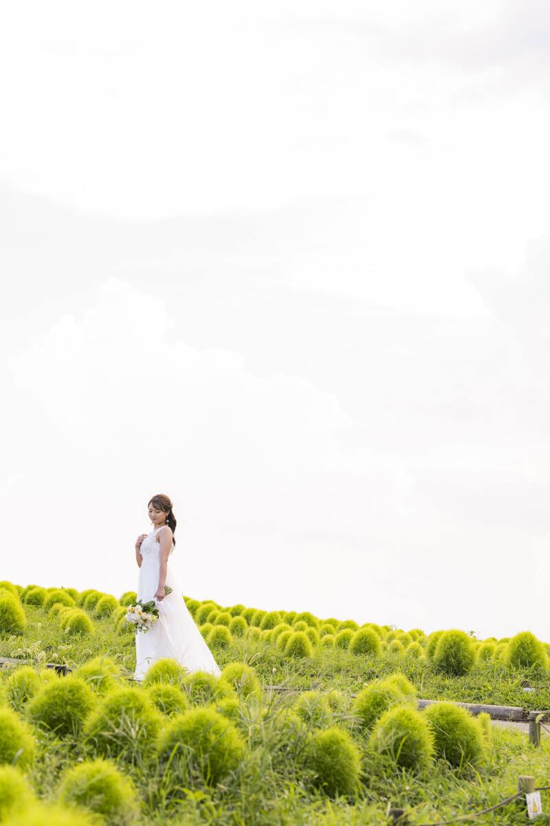 ブーケを片手に上品な一枚…