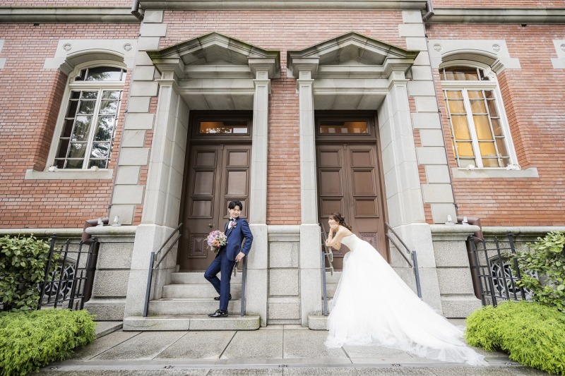 三菱一号館前で