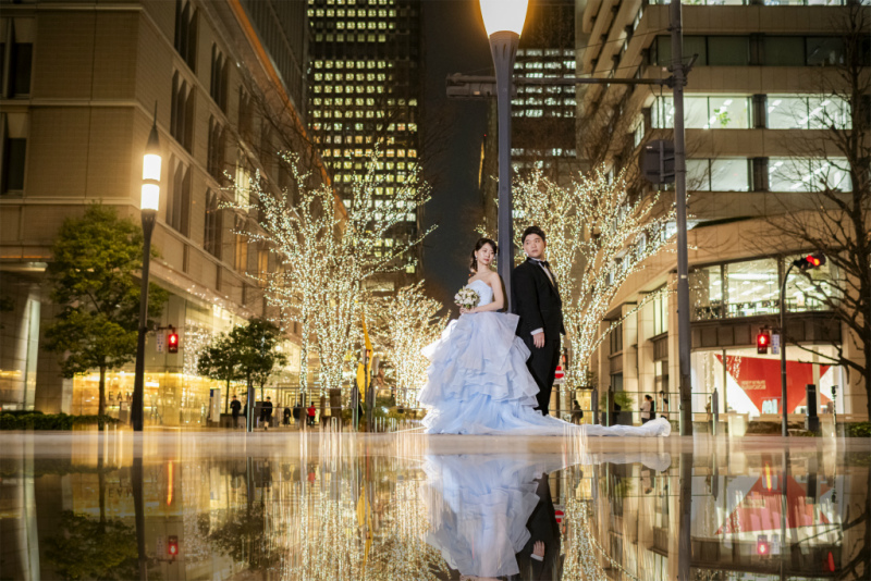 イルミネーションの街並みでリフレクションショット