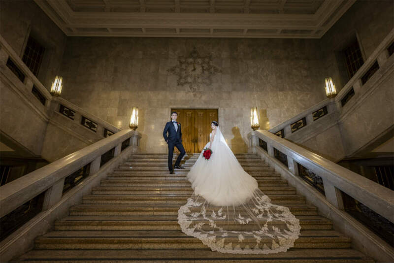 国立博物館の階段で流れるベール