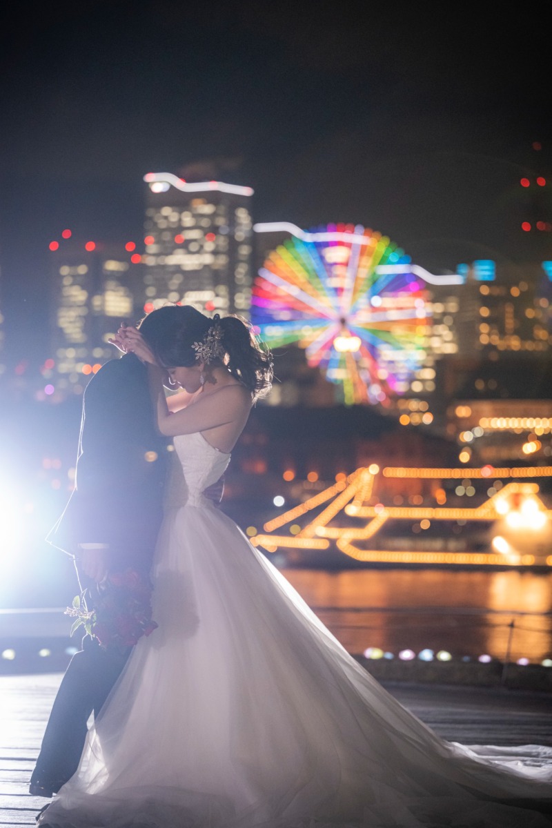 みなとみらいの光を背にハグショット♪