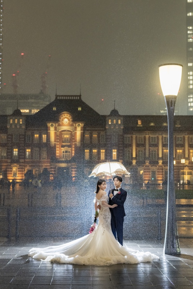 傘を差したドラマチックな雨の日のショット