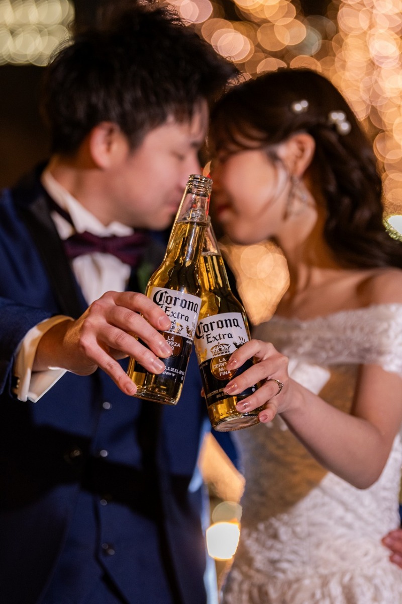 イルミネーションの中で楽しむ乾杯シーン