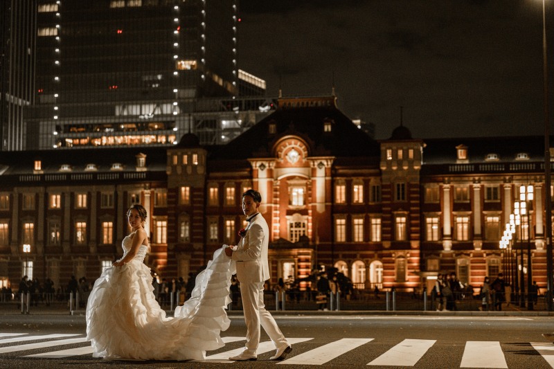 駅舎をバックに歩きショット