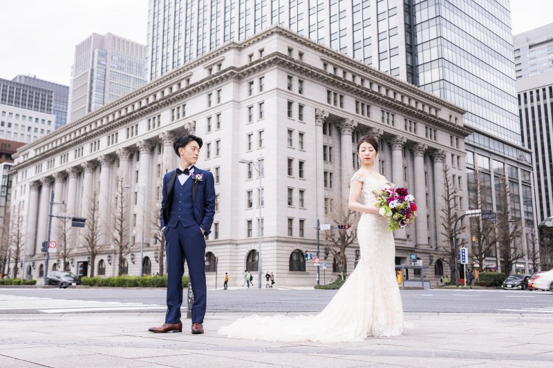 安田生命ビルを背に全身ショット!