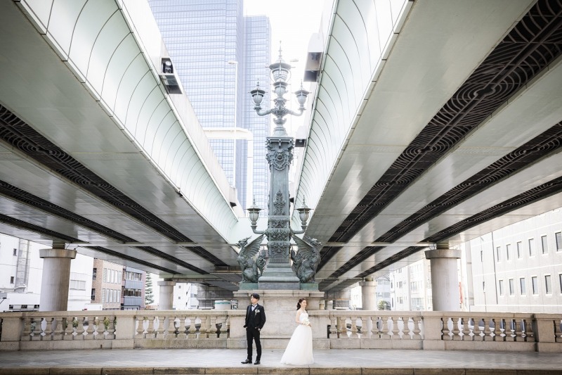 麒麟像前でスタイリッシュに！