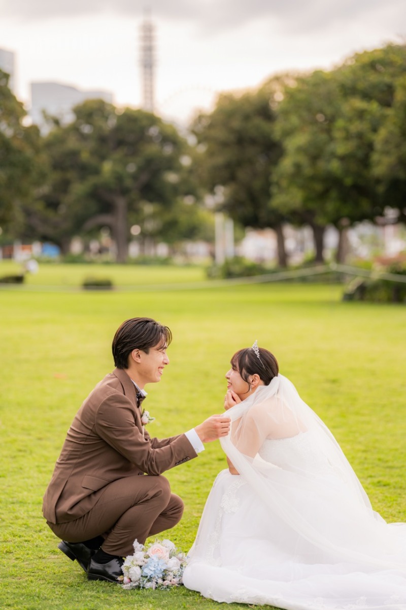 公園で見つめ合う、やさしい笑顔のチュラルフォト♪