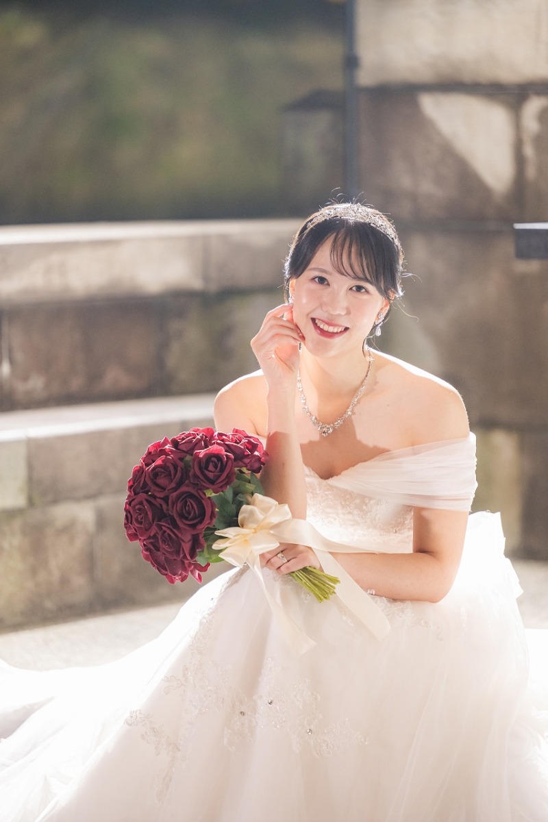 和田倉門の光にそっと包まれた、ご新婦様の輝く笑顔