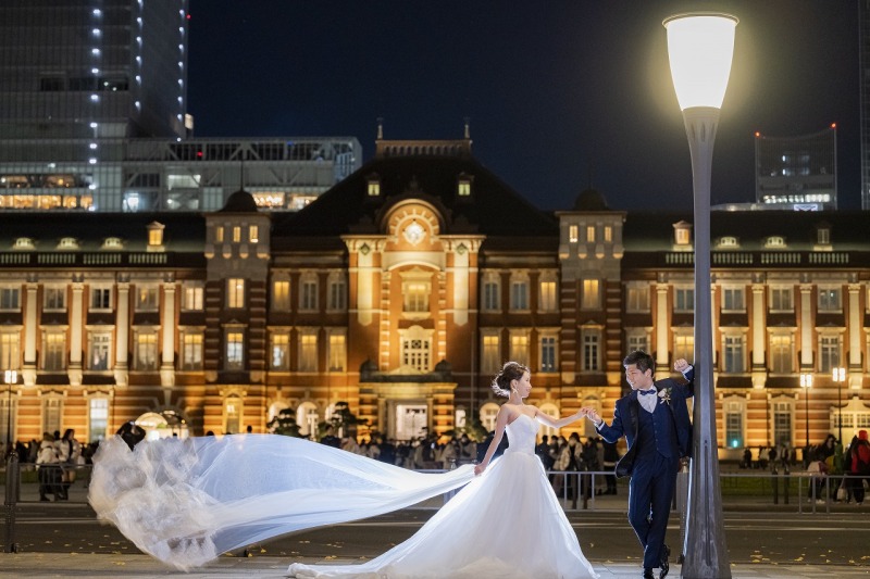 東京駅をバックに