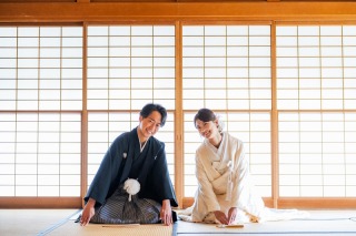 【孔雀プラン】伝統的な茶室で、和装姿のおふたりが笑顔でご挨拶する大切なひとときを