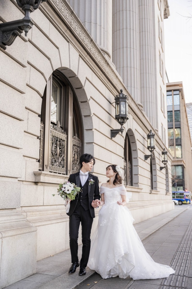 白いブーケを持ってお散歩中♡